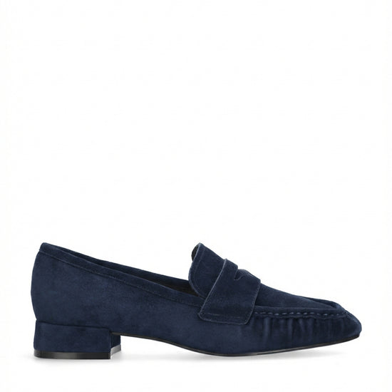 Vista lateral de los mocasines de ante para mujer Lyra Loafers 25 en color marino, con punta cuadrada y tacón de bloque de 2,5 cm de BIBI LOU.
