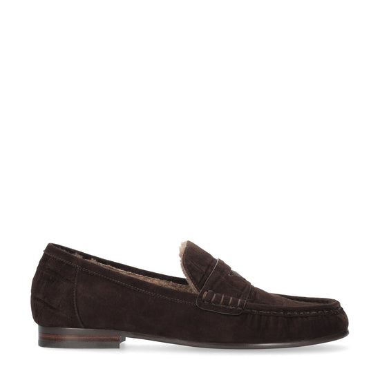 Vista lateral de los mocasines de ante efecto coco para mujer Lyra Loafers 15 en color marrón, con punta redonda y tacón plano de 1,5 cm de BIBI LOU.