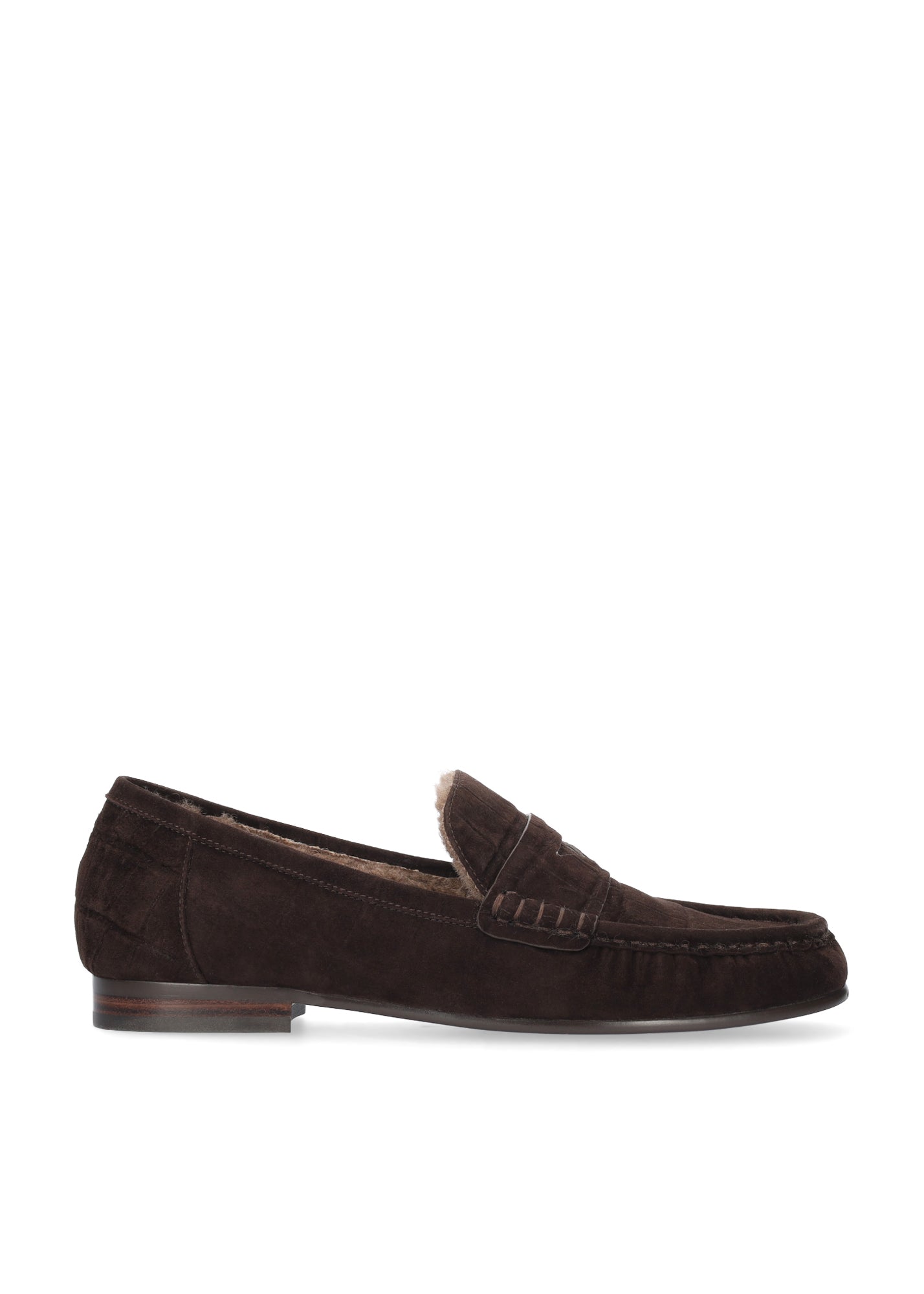 Vista lateral de los mocasines de ante efecto coco para mujer Lyra Loafers 15 en color marrón, con punta redonda y tacón plano de 1,5 cm de BIBI LOU.