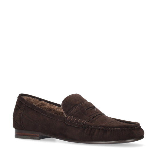 Vista lateral de los mocasines de ante efecto coco para mujer Lyra Loafers 15 en color marrón, con punta redonda y tacón plano de 1,5 cm de BIBI LOU.