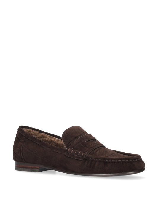 Vista lateral de los mocasines de ante efecto coco para mujer Lyra Loafers 15 en color marrón, con punta redonda y tacón plano de 1,5 cm de BIBI LOU.