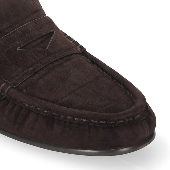 Vista lateral de los mocasines de ante efecto coco para mujer Lyra Loafers 15 en color marrón, con punta redonda y tacón plano de 1,5 cm de BIBI LOU.
