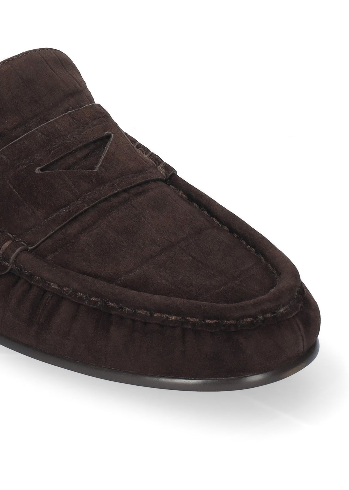 Vista lateral de los mocasines de ante efecto coco para mujer Lyra Loafers 15 en color marrón, con punta redonda y tacón plano de 1,5 cm de BIBI LOU.