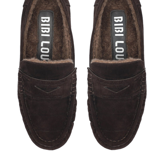 Vista lateral de los mocasines de ante efecto coco para mujer Lyra Loafers 15 en color marrón, con punta redonda y tacón plano de 1,5 cm de BIBI LOU.