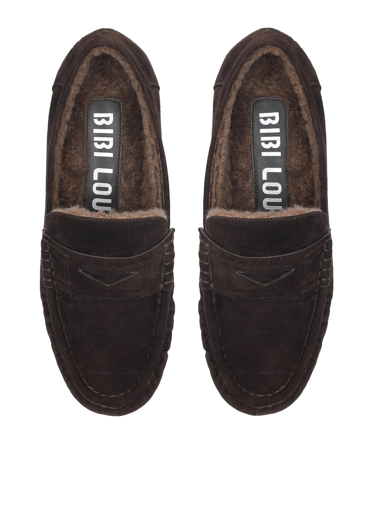 Vista lateral de los mocasines de ante efecto coco para mujer Lyra Loafers 15 en color marrón, con punta redonda y tacón plano de 1,5 cm de BIBI LOU.