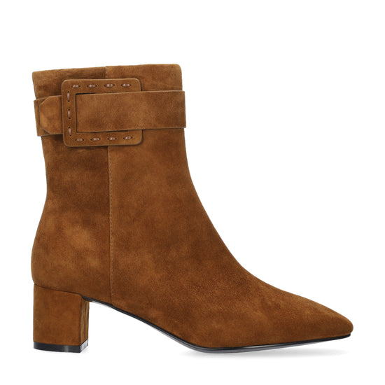Vista lateral de los botines de ante para mujer Altair Booties 50 en color cuero, de caña media, punta cuadrada, adorno con pespunte grueso y tacón de bloque de 5 cm de BIBI LOU.