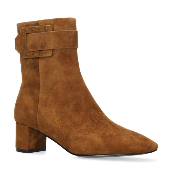Vista lateral de los botines de ante para mujer Altair Booties 50 en color cuero, de caña media, punta cuadrada, adorno con pespunte grueso y tacón de bloque de 5 cm de BIBI LOU.