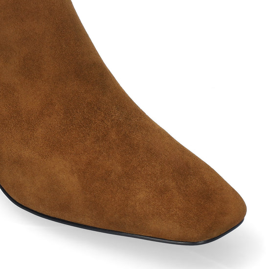 Vista lateral de los botines de ante para mujer Altair Booties 50 en color cuero, de caña media, punta cuadrada, adorno con pespunte grueso y tacón de bloque de 5 cm de BIBI LOU.