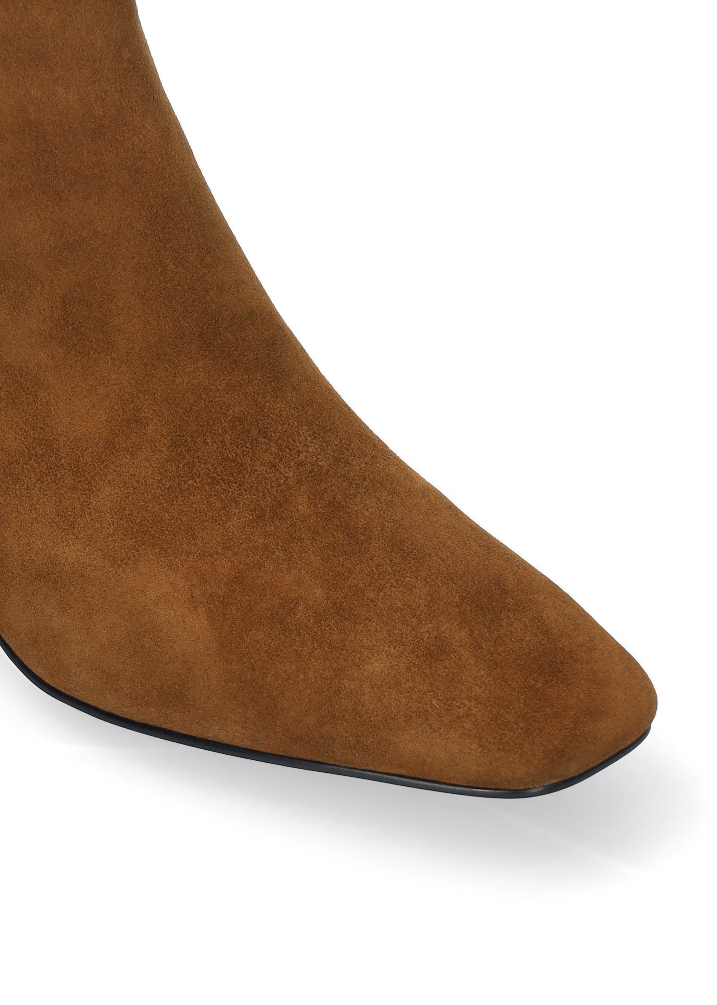 Vista lateral de los botines de ante para mujer Altair Booties 50 en color cuero, de caña media, punta cuadrada, adorno con pespunte grueso y tacón de bloque de 5 cm de BIBI LOU.