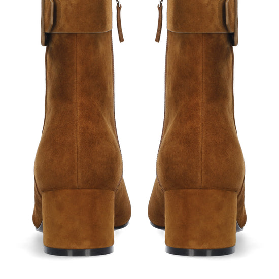 Vista lateral de los botines de ante para mujer Altair Booties 50 en color cuero, de caña media, punta cuadrada, adorno con pespunte grueso y tacón de bloque de 5 cm de BIBI LOU.