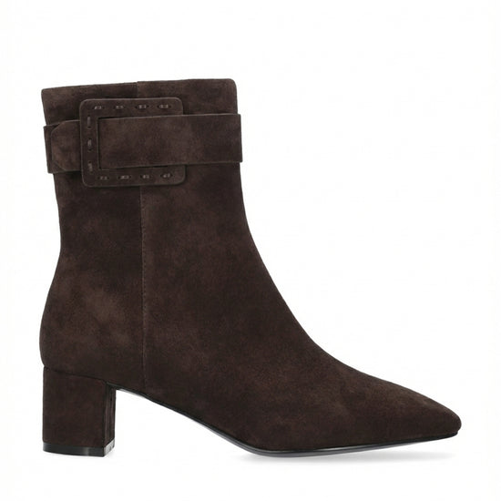 Vista lateral de los botines de ante para mujer Altair Booties 50 en color marrón, de caña media, punta cuadrada, adorno con pespunte grueso y tacón de bloque de 5 cm de BIBI LOU.
