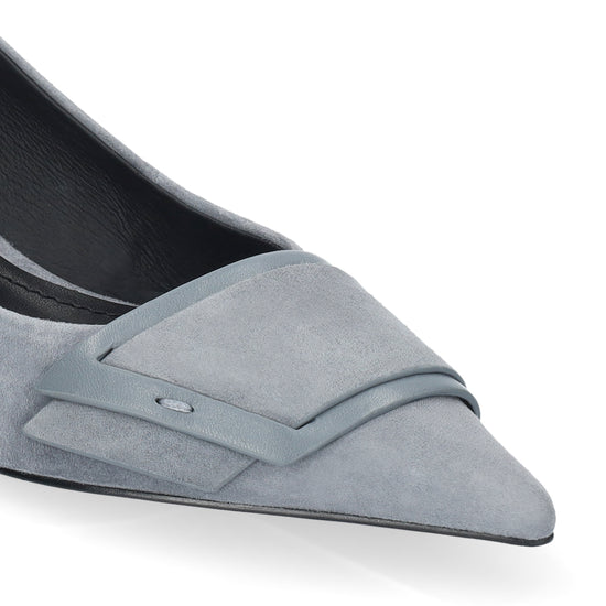Vista lateral de los zapatos de salón de ante para mujer Astra Pumps 40 en color gris, con punta afilada, adorno sobre el empeine y tacón de aguja de 4 cm de BIBI LOU.