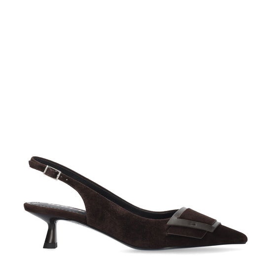 Vista lateral de los zapatos de salón de ante para mujer Astra Pumps 40 en color marrón, con punta afilada, adorno sobre el empeine y tacón de aguja de 4 cm de BIBI LOU.