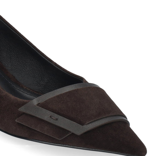 Vista lateral de los zapatos de salón de ante para mujer Astra Pumps 40 en color marrón, con punta afilada, adorno sobre el empeine y tacón de aguja de 4 cm de BIBI LOU.