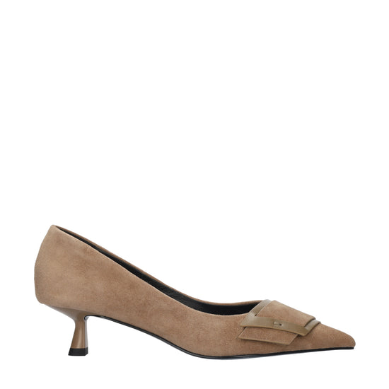 Vista lateral de los zapatos de salón de ante para mujer Astra Pumps 40 en color taupe, con punta afilada, adorno sobre el empeine y tacón de aguja de 4 cm de BIBI LOU.