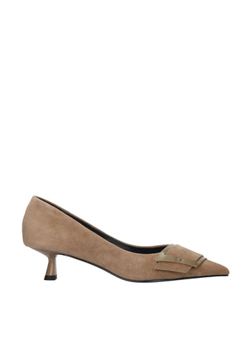 Vista lateral de los zapatos de salón de ante para mujer Astra Pumps 40 en color taupe, con punta afilada, adorno sobre el empeine y tacón de aguja de 4 cm de BIBI LOU.