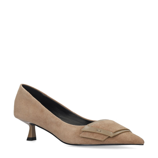 Vista lateral de los zapatos de salón de ante para mujer Astra Pumps 40 en color taupe, con punta afilada, adorno sobre el empeine y tacón de aguja de 4 cm de BIBI LOU.