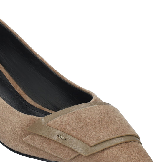 Vista lateral de los zapatos de salón de ante para mujer Astra Pumps 40 en color taupe, con punta afilada, adorno sobre el empeine y tacón de aguja de 4 cm de BIBI LOU.