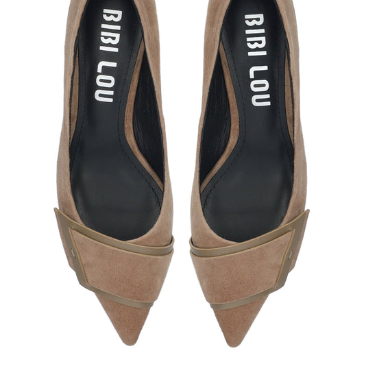 Vista lateral de los zapatos de salón de ante para mujer Astra Pumps 40 en color taupe, con punta afilada, adorno sobre el empeine y tacón de aguja de 4 cm de BIBI LOU.