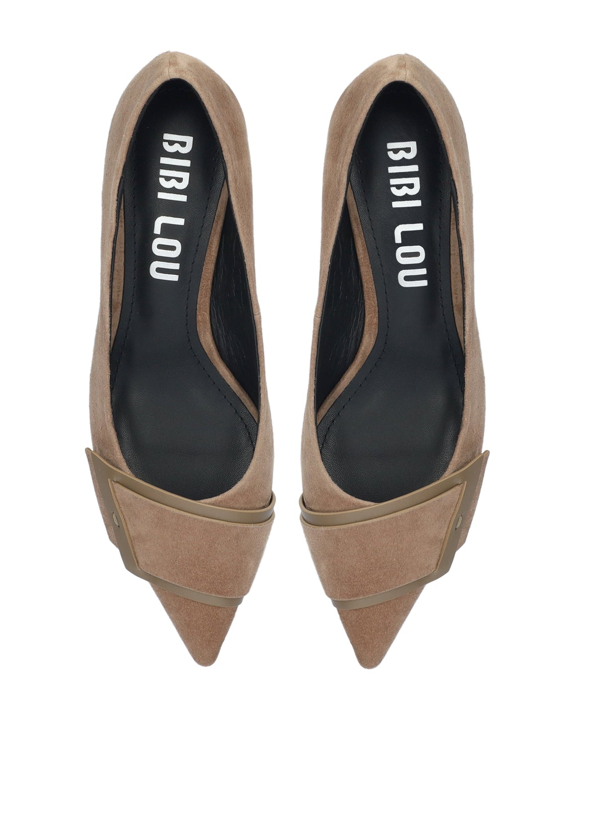 Vista lateral de los zapatos de salón de ante para mujer Astra Pumps 40 en color taupe, con punta afilada, adorno sobre el empeine y tacón de aguja de 4 cm de BIBI LOU.