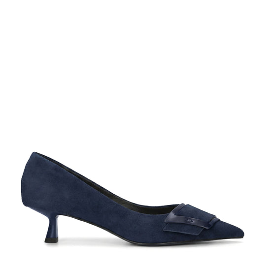 Vista lateral de los zapatos de salón de ante para mujer Astra Pumps 40 en color marino, con punta afilada, adorno sobre el empeine y tacón de aguja de 4 cm de BIBI LOU.