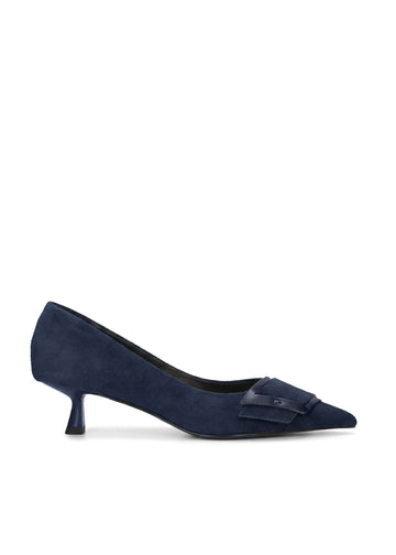 Vista lateral de los zapatos de salón de ante para mujer Astra Pumps 40 en color marino, con punta afilada, adorno sobre el empeine y tacón de aguja de 4 cm de BIBI LOU.