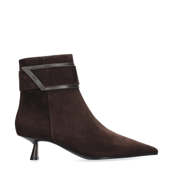 Vista lateral de los botines de ante para mujer Astra Booties 45 en color marrón, con punta afilada, adorno, caña baja y tacón de aguja de 4,5 cm de BIBI LOU.