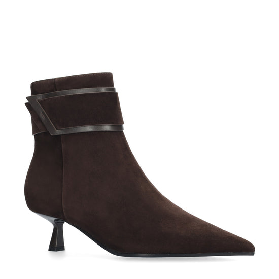 Vista lateral de los botines de ante para mujer Astra Booties 45 en color marrón, con punta afilada, adorno, caña baja y tacón de aguja de 4,5 cm de BIBI LOU.