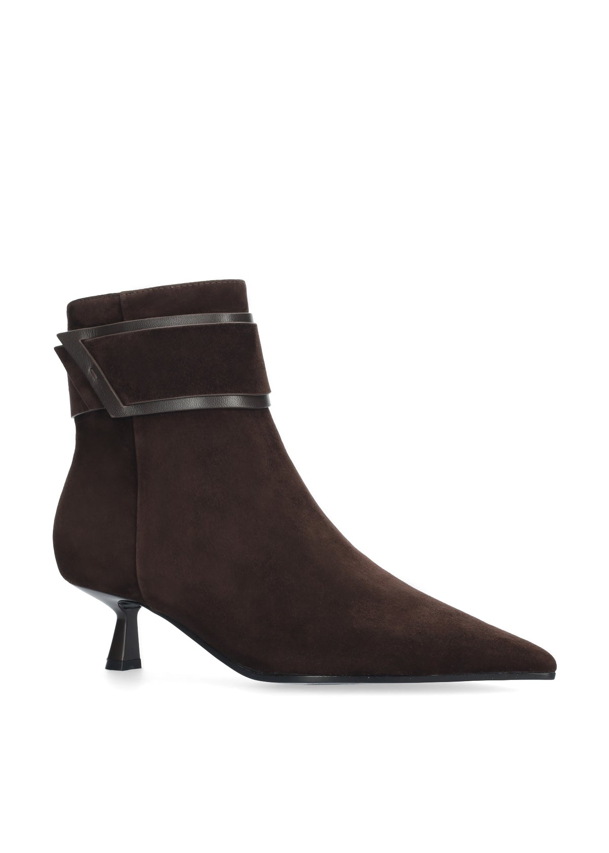 Vista lateral de los botines de ante para mujer Astra Booties 45 en color marrón, con punta afilada, adorno, caña baja y tacón de aguja de 4,5 cm de BIBI LOU.