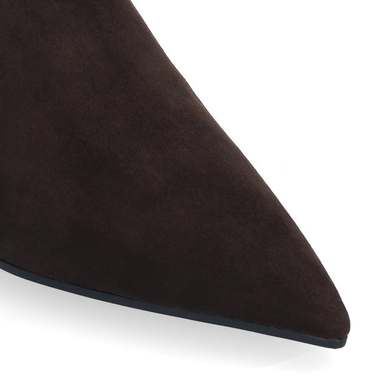 Vista lateral de los botines de ante para mujer Astra Booties 45 en color marrón, con punta afilada, adorno, caña baja y tacón de aguja de 4,5 cm de BIBI LOU.