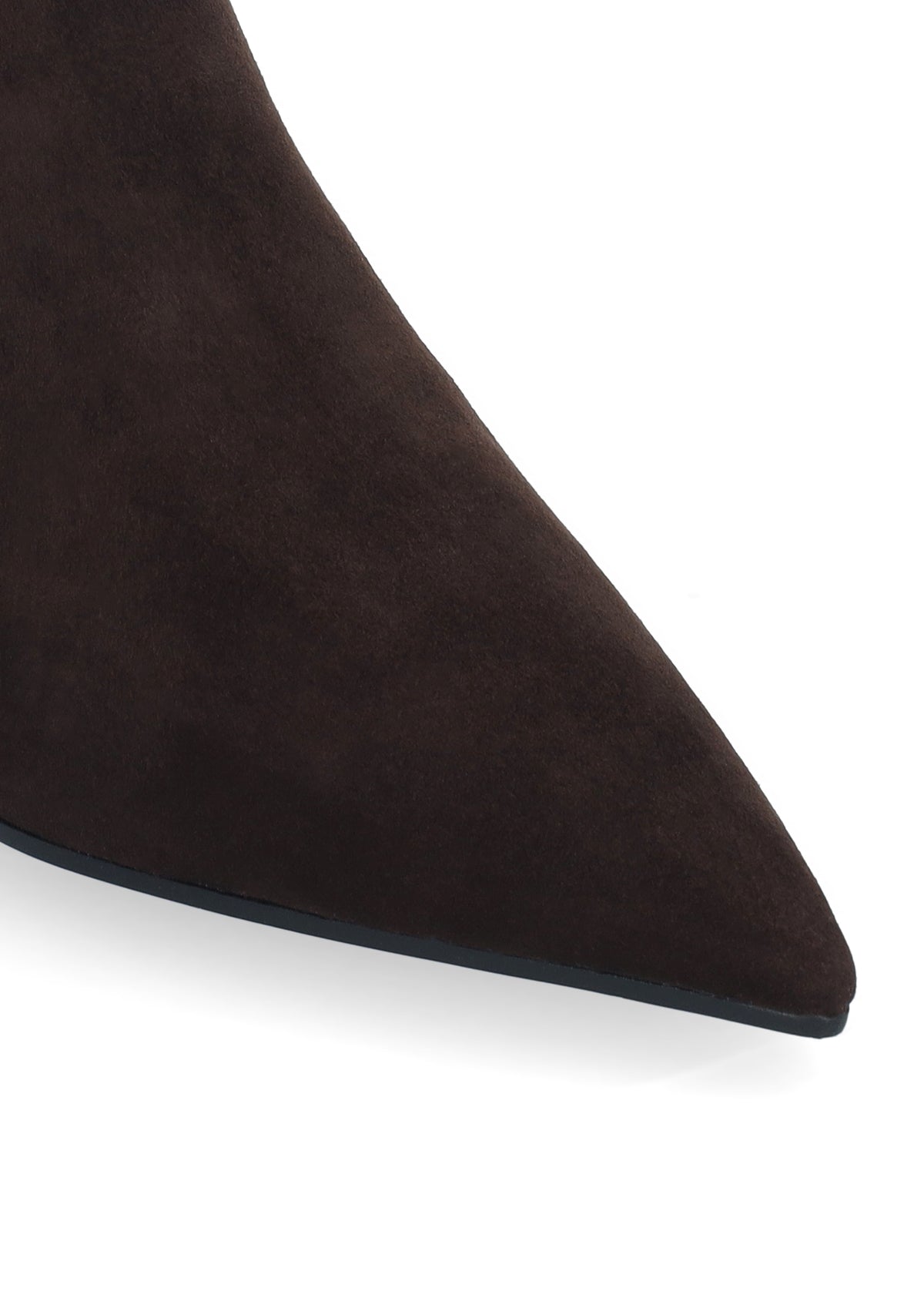 Vista lateral de los botines de ante para mujer Astra Booties 45 en color marrón, con punta afilada, adorno, caña baja y tacón de aguja de 4,5 cm de BIBI LOU.