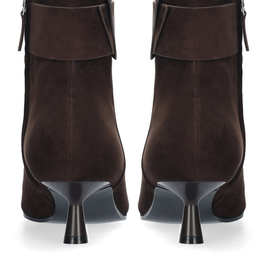 Vista lateral de los botines de ante para mujer Astra Booties 45 en color marrón, con punta afilada, adorno, caña baja y tacón de aguja de 4,5 cm de BIBI LOU.
