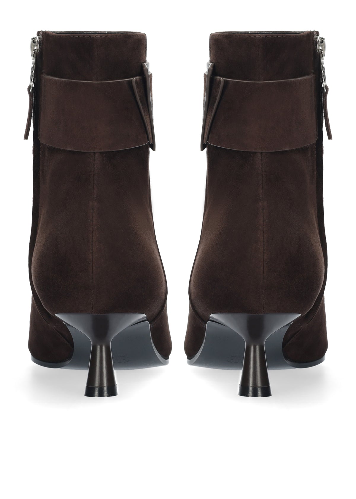Vista lateral de los botines de ante para mujer Astra Booties 45 en color marrón, con punta afilada, adorno, caña baja y tacón de aguja de 4,5 cm de BIBI LOU.