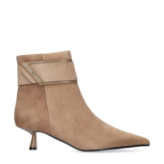 Vista lateral de los botines de ante para mujer Astra Booties 45 en color taupe, con punta afilada, adorno, caña baja y tacón de aguja de 4,5 cm de BIBI LOU.