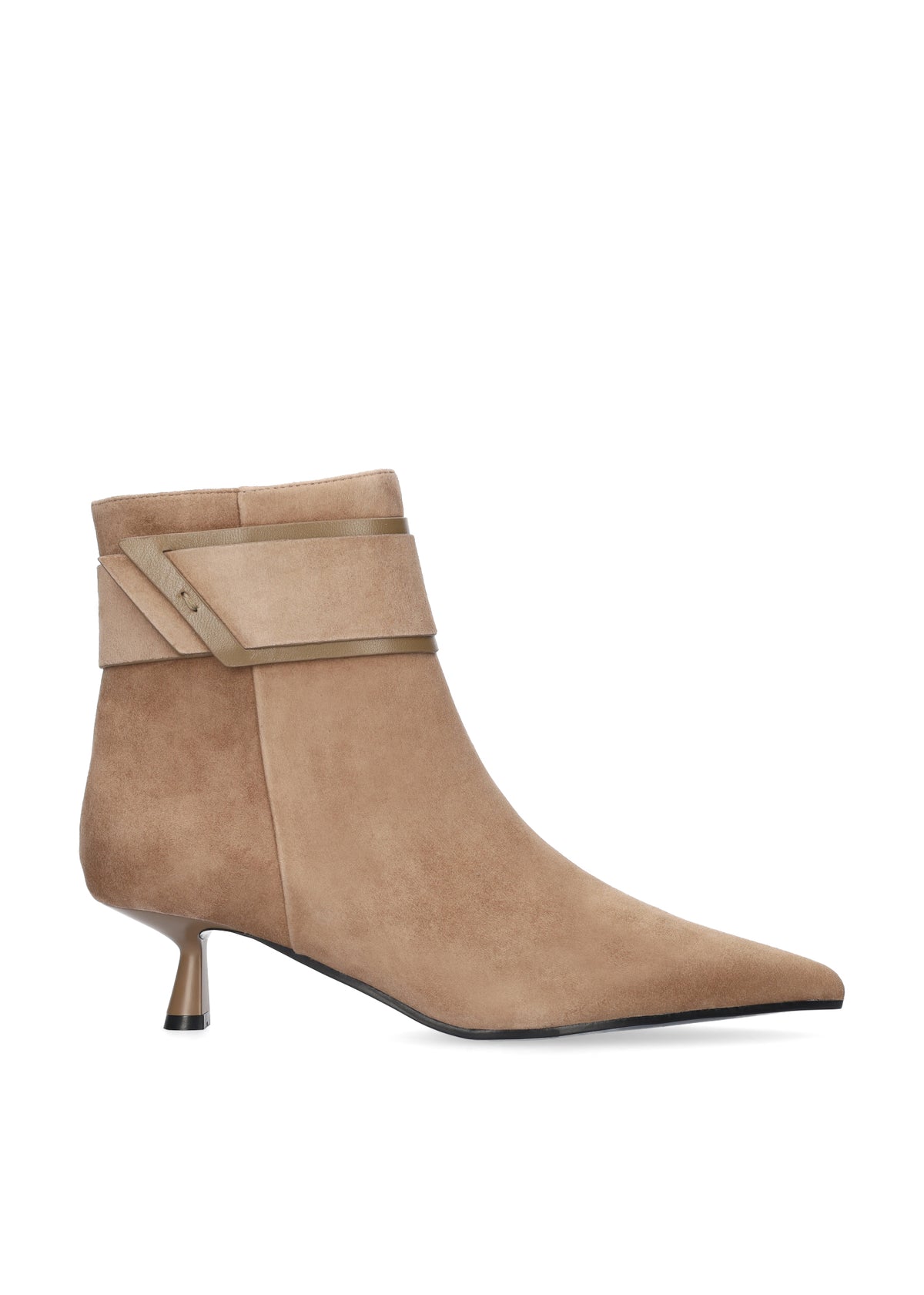 Vista lateral de los botines de ante para mujer Astra Booties 45 en color taupe, con punta afilada, adorno, caña baja y tacón de aguja de 4,5 cm de BIBI LOU.