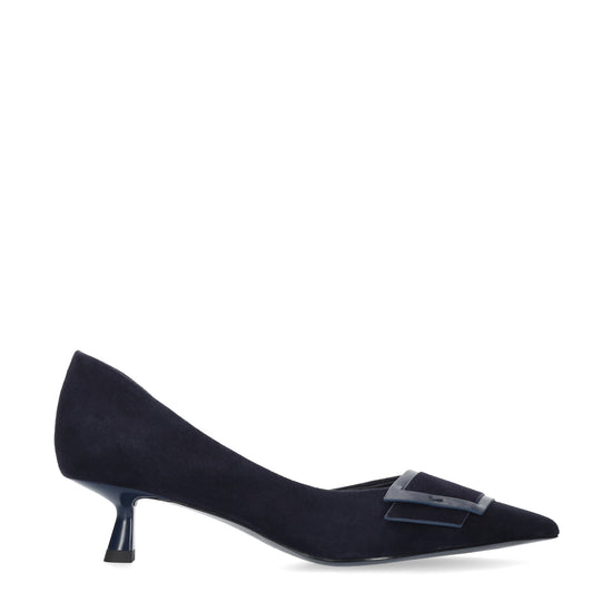 Vista lateral de los zapatos de salón de ante para mujer Astra Pumps 40 en color marino, con punta afilada, adorno sobre el empeine y tacón de aguja de 4 cm de BIBI LOU.