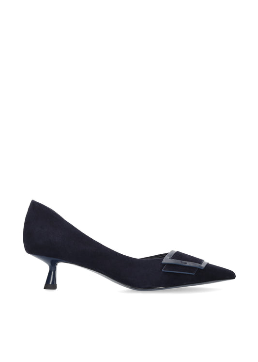 Vista lateral de los zapatos de salón de ante para mujer Astra Pumps 40 en color marino, con punta afilada, adorno sobre el empeine y tacón de aguja de 4 cm de BIBI LOU.
