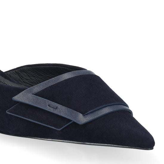 Vista lateral de los zapatos de salón de ante para mujer Astra Pumps 40 en color marino, con punta afilada, adorno sobre el empeine y tacón de aguja de 4 cm de BIBI LOU.