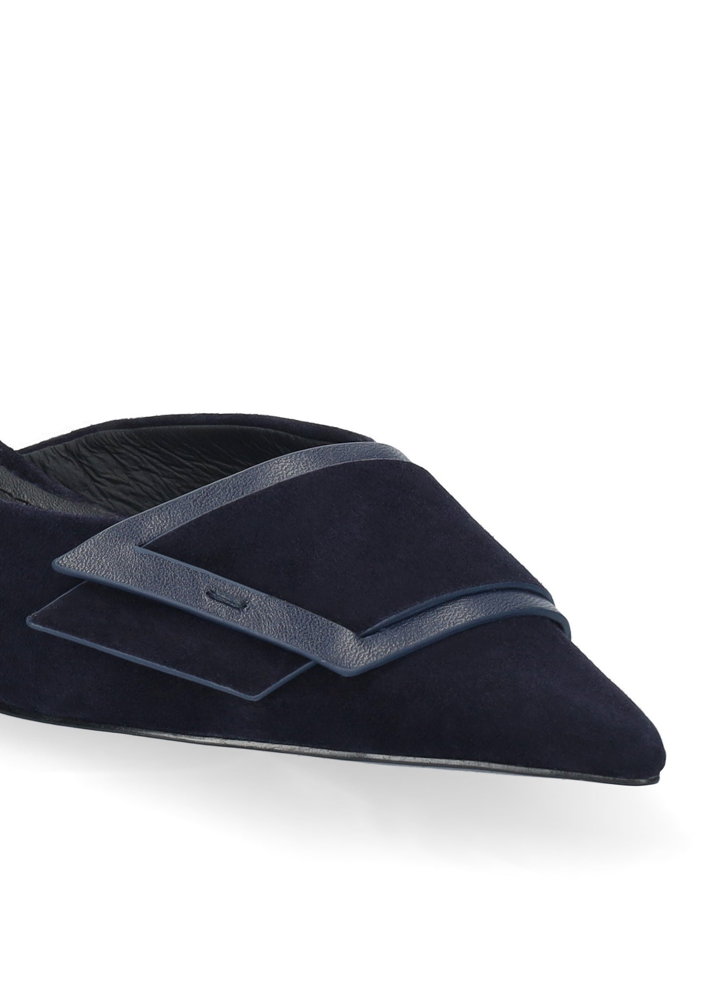 Vista lateral de los zapatos de salón de ante para mujer Astra Pumps 40 en color marino, con punta afilada, adorno sobre el empeine y tacón de aguja de 4 cm de BIBI LOU.