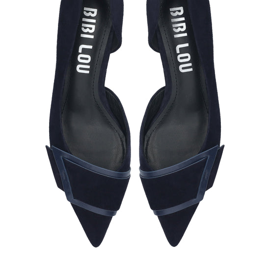 Vista lateral de los zapatos de salón de ante para mujer Astra Pumps 40 en color marino, con punta afilada, adorno sobre el empeine y tacón de aguja de 4 cm de BIBI LOU.