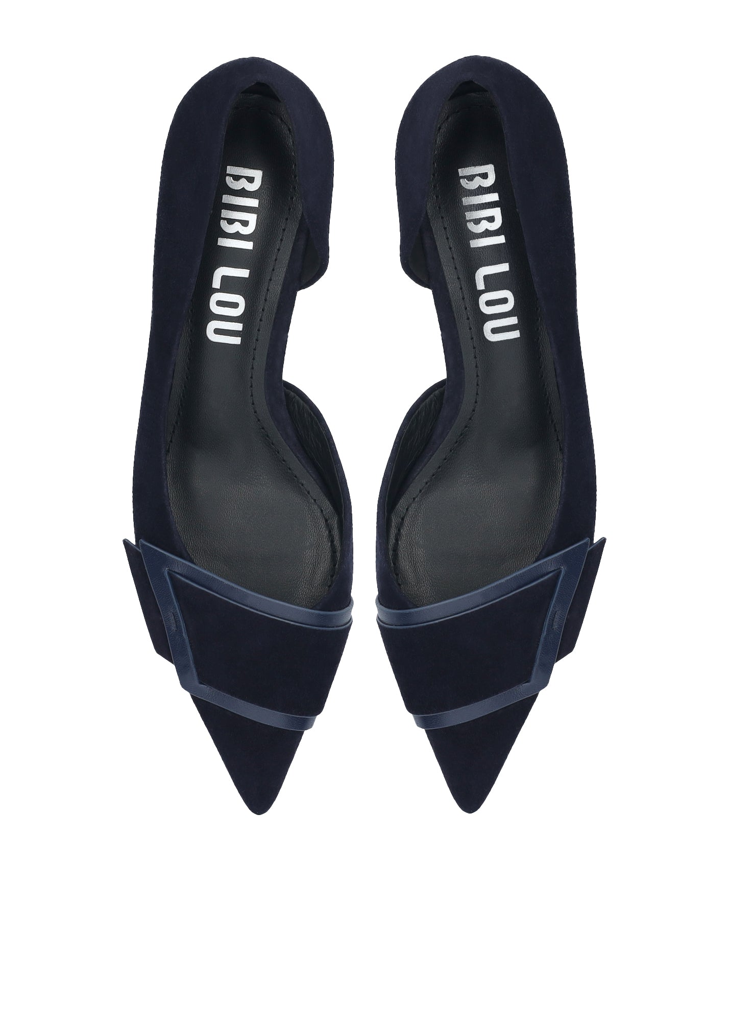 Vista lateral de los zapatos de salón de ante para mujer Astra Pumps 40 en color marino, con punta afilada, adorno sobre el empeine y tacón de aguja de 4 cm de BIBI LOU.