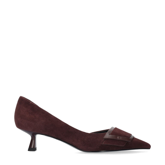 Vista lateral de los zapatos de salón de ante para mujer Astra Pumps 40 en color burgundy, con punta afilada, adorno sobre el empeine y tacón de aguja de 4 cm de BIBI LOU.