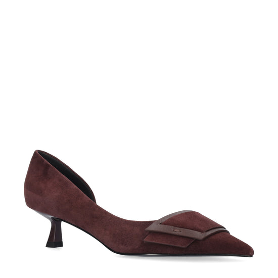 Vista lateral de los zapatos de salón de ante para mujer Astra Pumps 40 en color burgundy, con punta afilada, adorno sobre el empeine y tacón de aguja de 4 cm de BIBI LOU.