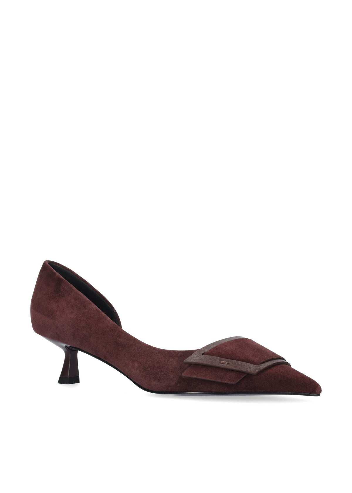 Vista lateral de los zapatos de salón de ante para mujer Astra Pumps 40 en color burgundy, con punta afilada, adorno sobre el empeine y tacón de aguja de 4 cm de BIBI LOU.