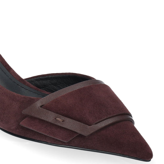 Vista lateral de los zapatos de salón de ante para mujer Astra Pumps 40 en color burgundy, con punta afilada, adorno sobre el empeine y tacón de aguja de 4 cm de BIBI LOU.