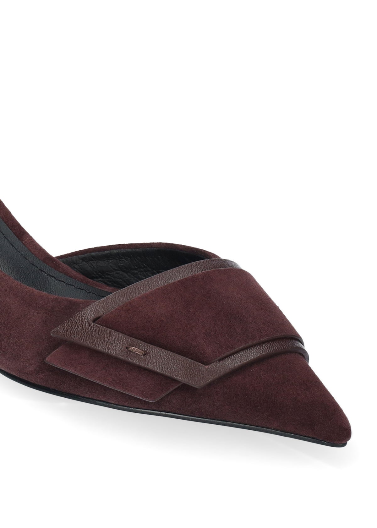 Vista lateral de los zapatos de salón de ante para mujer Astra Pumps 40 en color burgundy, con punta afilada, adorno sobre el empeine y tacón de aguja de 4 cm de BIBI LOU.