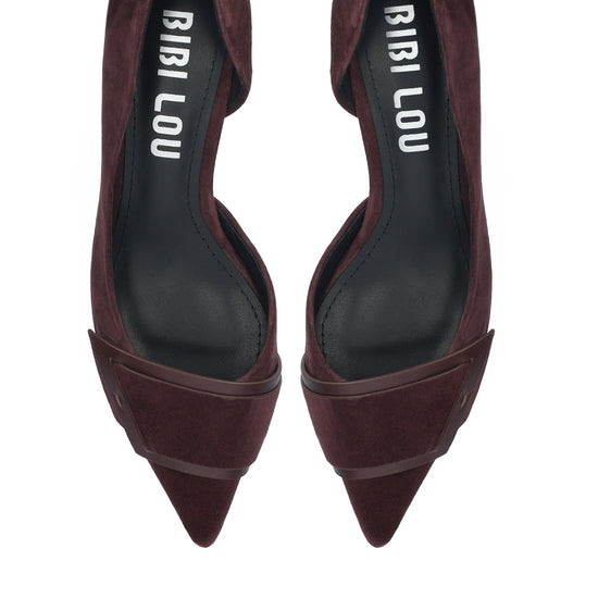 Vista lateral de los zapatos de salón de ante para mujer Astra Pumps 40 en color burgundy, con punta afilada, adorno sobre el empeine y tacón de aguja de 4 cm de BIBI LOU.