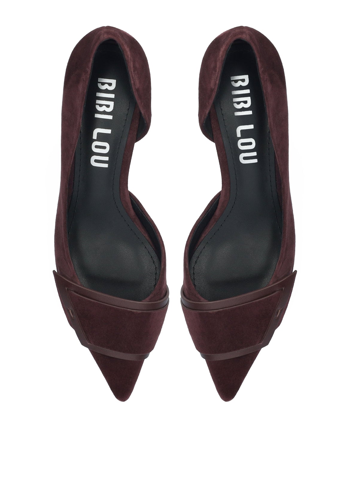 Vista lateral de los zapatos de salón de ante para mujer Astra Pumps 40 en color burgundy, con punta afilada, adorno sobre el empeine y tacón de aguja de 4 cm de BIBI LOU.