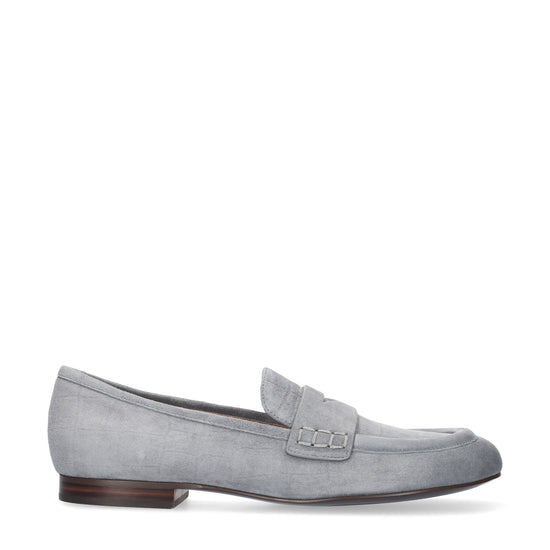 Vista lateral de los mocasines de ante efecto cocodrilo para mujer Elodie Loafer en color gris, con punta redonda y tacón plano de 1 cm de BIBI LOU.