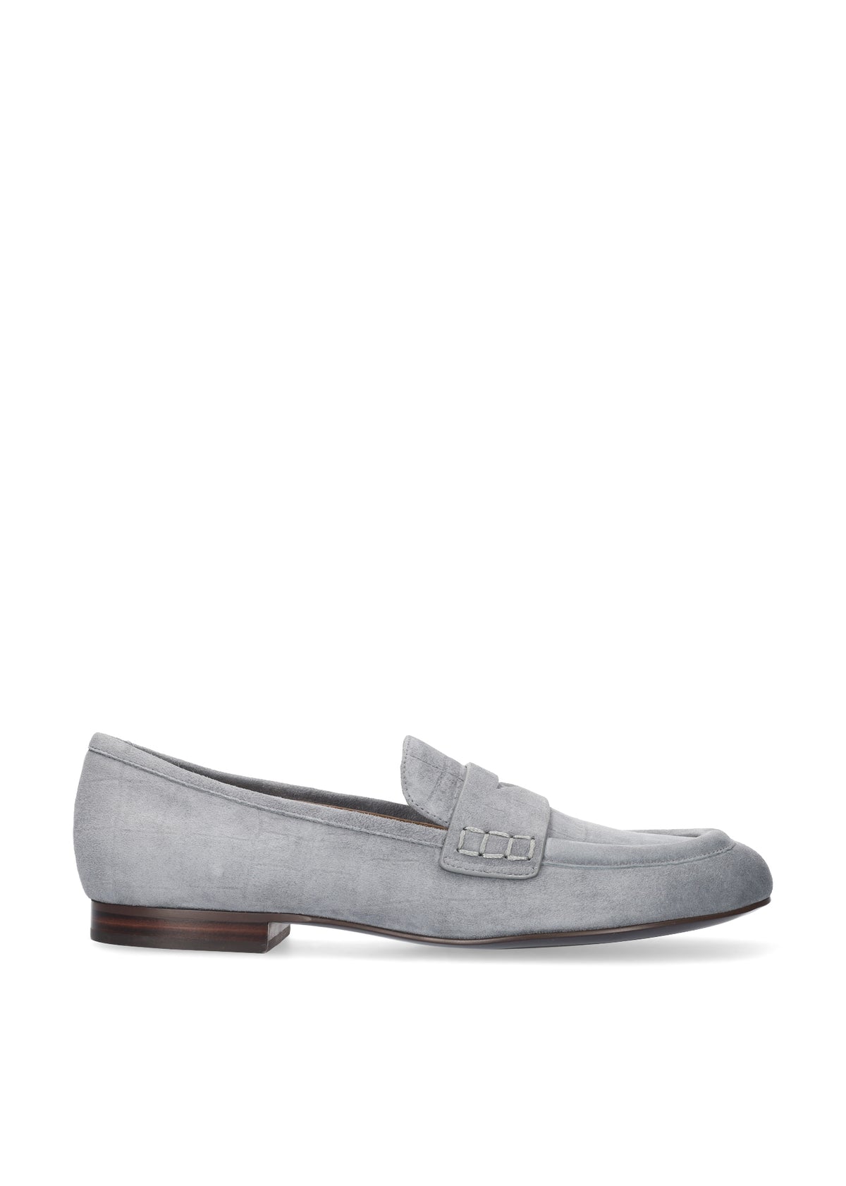 Vista lateral de los mocasines de ante efecto cocodrilo para mujer Elodie Loafer en color gris, con punta redonda y tacón plano de 1 cm de BIBI LOU.